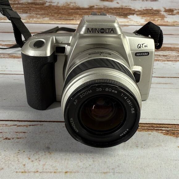 Minolta QTsi Maxxum 35mm SLR Film Camera w/ 35-80mm AF Lens Silver